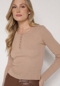 Born2be - Beżowy Sweter z Wiskozą Zdobiony Metaliczną Nicią i Guzikami przy Dekolcie Lianola. Okazja: na co dzień. Kolor: beżowy. Materiał: wiskoza. Wzór: aplikacja. Styl: casual #4