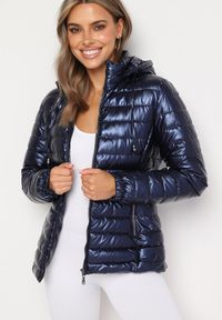 Born2be - Granatowa Pikowana Kurtka Wykończona Odpinanym Kapturem i Gumką przy Rękawach Mivisea. Okazja: na co dzień. Kolor: niebieski. Materiał: jeans. Styl: klasyczny, casual
