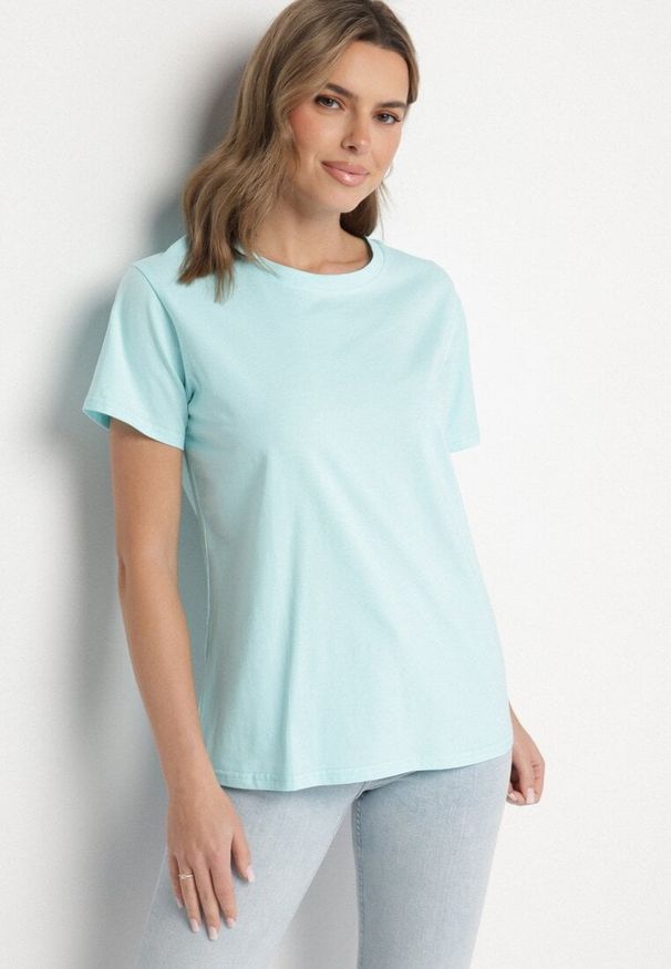 Born2be - Jasnoniebieski Gładki T-shirt z Bawełny o Klasycznym Kroju Natime. Kolor: niebieski. Materiał: bawełna. Wzór: gładki. Styl: klasyczny
