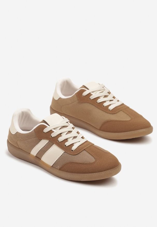 Renee - Ciemnobeżowe Sneakersy w Stylu Tenisówek Ozdobione Paskami Jenaniela. Okazja: na co dzień. Zapięcie: pasek. Kolor: beżowy. Materiał: jeans. Wzór: aplikacja