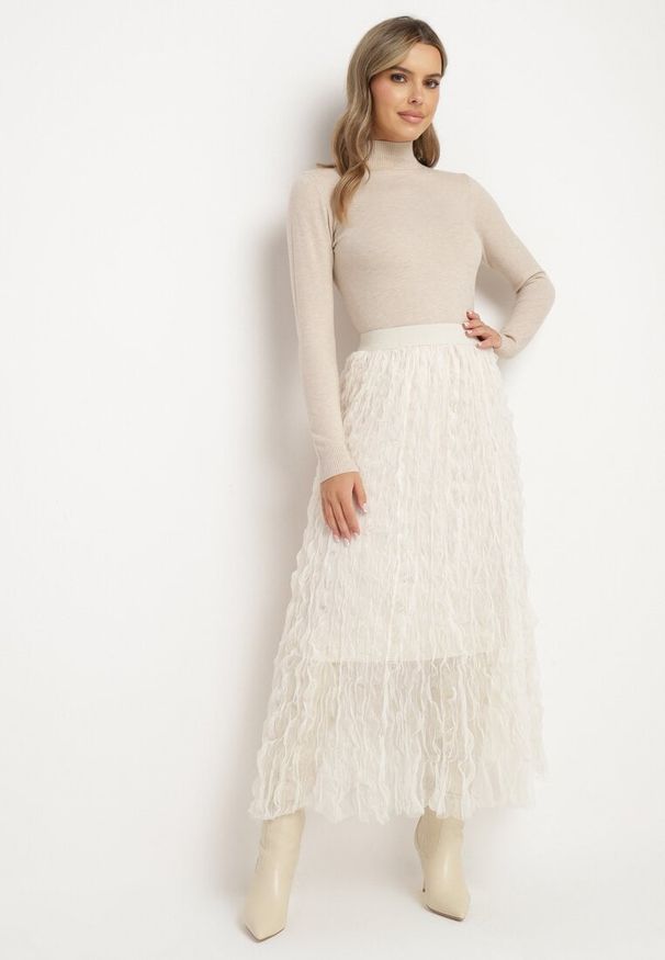 Born2be - Jasnobeżowa Rozkloszowana Spódnica z Półtransparentnego Materiału z Ozdobnym Tłoczeniem Zerivra. Okazja: na co dzień. Kolor: beżowy. Materiał: materiał. Styl: klasyczny, casual, elegancki