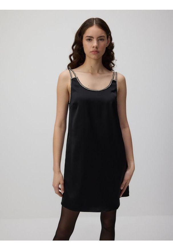 Reserved - Sukienka mini z biżuteryjnym wykończeniem - czarny. Kolor: czarny. Materiał: tkanina. Wzór: aplikacja, gładki. Długość: mini