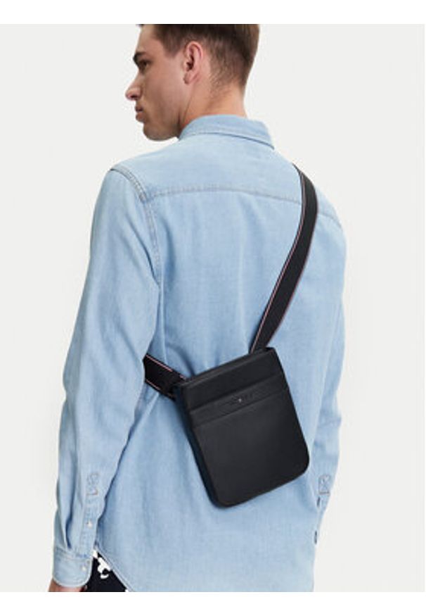 TOMMY HILFIGER - Tommy Hilfiger Saszetka Th Corp Mini Crossover AM0AM13225 Czarny. Kolor: czarny. Materiał: skóra