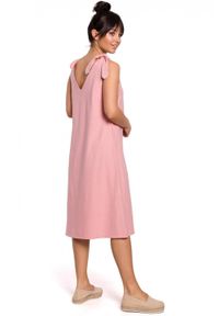 Be Active - Bawełniana trapezowa sukienka oversize na ramiączkach na lato różowa. Kolor: różowy. Materiał: bawełna. Długość rękawa: na ramiączkach. Sezon: lato. Typ sukienki: trapezowe, oversize. Styl: wakacyjny #2