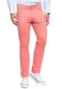 Wrangler - WRANGLER SPODNIE MĘSKIE GREENSBORO CORAL W15QWAR03. Materiał: materiał