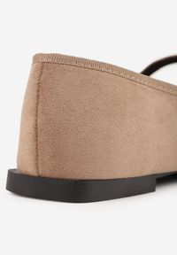 Renee - Ciemnobeżowe Balerinki z Imitacji Zamszu o Fasonie Mary Jane z Cyrkoniową Klamrą Ireltise. Okazja: na co dzień. Zapięcie: klamry. Kolor: beżowy. Materiał: zamsz. Wzór: aplikacja. Styl: elegancki, klasyczny, glamour, casual #7