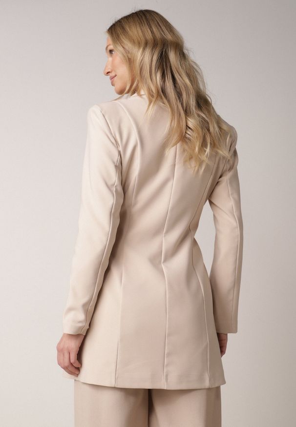 Born2be - Beżowa Kopertowa Sukienka o Kroju Marynarki z Wiązaniem w Talii Neritho. Okazja: do pracy, na spotkanie biznesowe. Kolor: beżowy. Materiał: elastan, poliester. Typ sukienki: kopertowe. Styl: elegancki, biznesowy, klasyczny