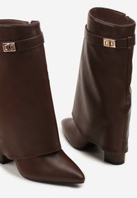 Born2be - Brązowe Botki na Słupku z Cholewką Imitującą Nogawkę i Aplikacją Tulmarea. Okazja: na co dzień. Kolor: brązowy. Materiał: jeans. Szerokość cholewki: normalna. Wzór: aplikacja. Obcas: na słupku. Styl: klasyczny, casual, elegancki #4