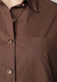 Born2be - Brązowa Bawełniana Koszula Oversize z Biżuteryjnymi Guzikami Adrearina. Okazja: na co dzień. Typ kołnierza: kołnierzyk klasyczny. Kolor: brązowy. Materiał: bawełna. Długość: długie. Wzór: gładki. Styl: casual, klasyczny #8