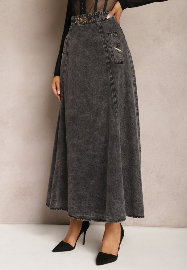 Renee - Czarna Bawełniana Spódnica Maxi Rozkloszowana z Jeansu z Ozdobnym Łańcuszkiem Viralle. Kolor: czarny. Materiał: jeans, bawełna. Sezon: lato. Styl: boho, elegancki