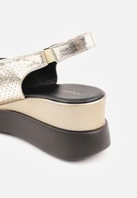 Renee - Złote Ażurowe Sandały na Koturnie Ozdobione Aplikacją Atavia. Okazja: na co dzień. Kolor: złoty. Materiał: jeans. Wzór: aplikacja, ażurowy. Sezon: lato. Obcas: na koturnie. Styl: elegancki, casual #7