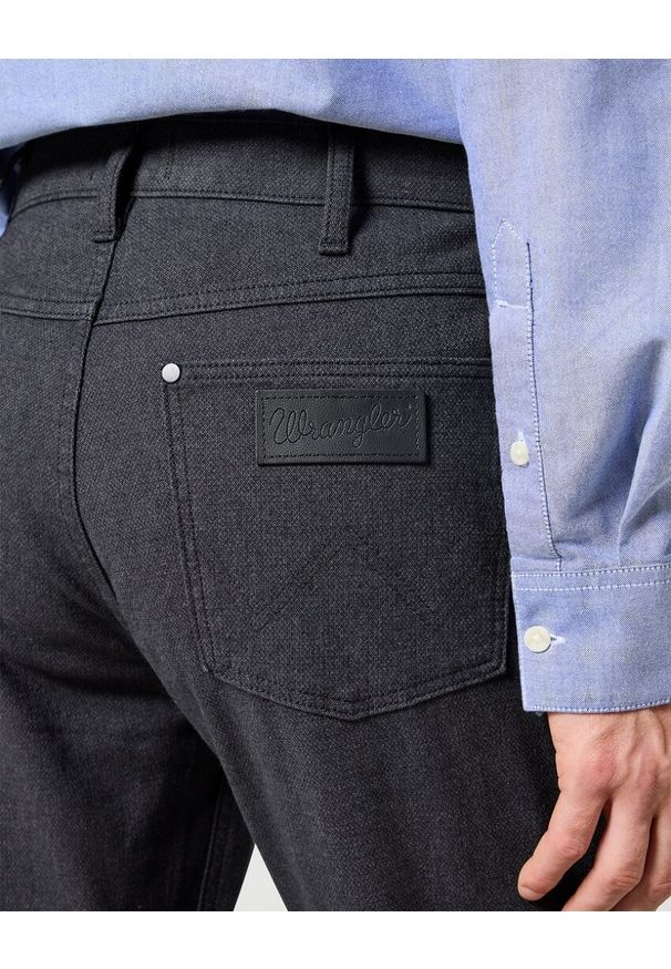 Wrangler - WRANGLER MĘSKIE SPODNIE MATERIAŁOWE GREENSBORO CHARCOAL 112358042 W15Q014757. Materiał: materiał