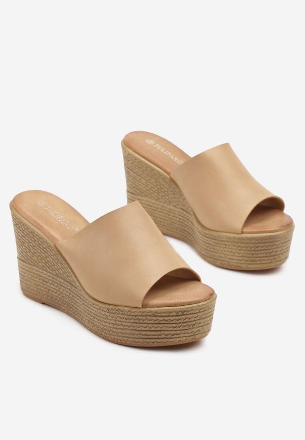 Renee - Beżowe Casualowe Klapki w Stylu Drewniaków na Koturnie Nevessae. Okazja: na co dzień. Kolor: beżowy. Materiał: jeans. Obcas: na koturnie. Styl: casual