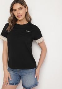 Born2be - Czarny T-shirt z Bawełny Zdobiony Koronką z Cekinami Pollea. Okazja: na co dzień. Kolor: czarny. Materiał: bawełna, koronka. Długość rękawa: krótki rękaw. Długość: krótkie. Wzór: aplikacja, koronka. Styl: klasyczny, casual