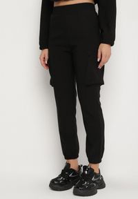 Born2be - Czarny Komplet Dresowy w Stylu Cargo Bluza na Suwak i Joggery Sitene. Kolor: czarny. Materiał: dresówka. Sport: turystyka piesza #5
