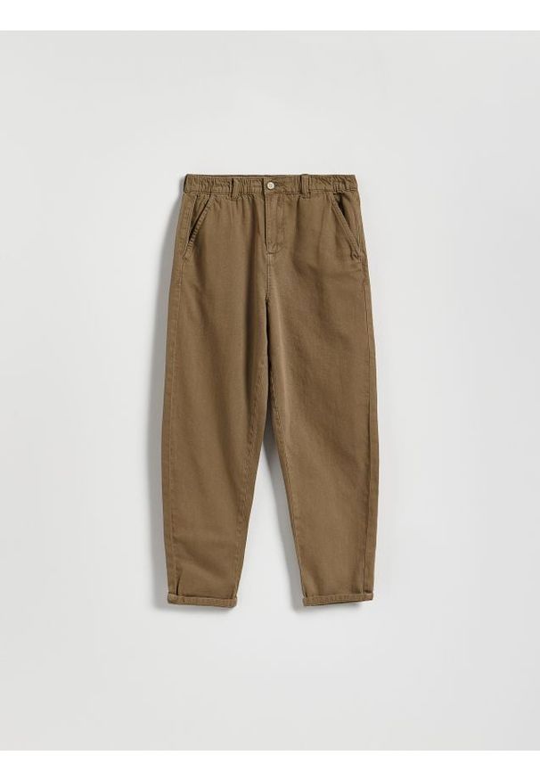 Reserved - Bawełniane spodnie chino - beżowy. Kolor: beżowy. Materiał: bawełna