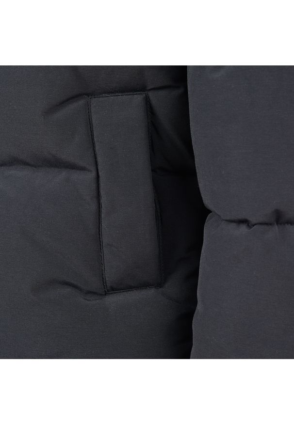 Kurtka dziecięca New Balance LAKB0287BK – czarna. Kolor: niebieski. Materiał: poliester, materiał, nylon, bawełna. Wzór: aplikacja. Sezon: zima