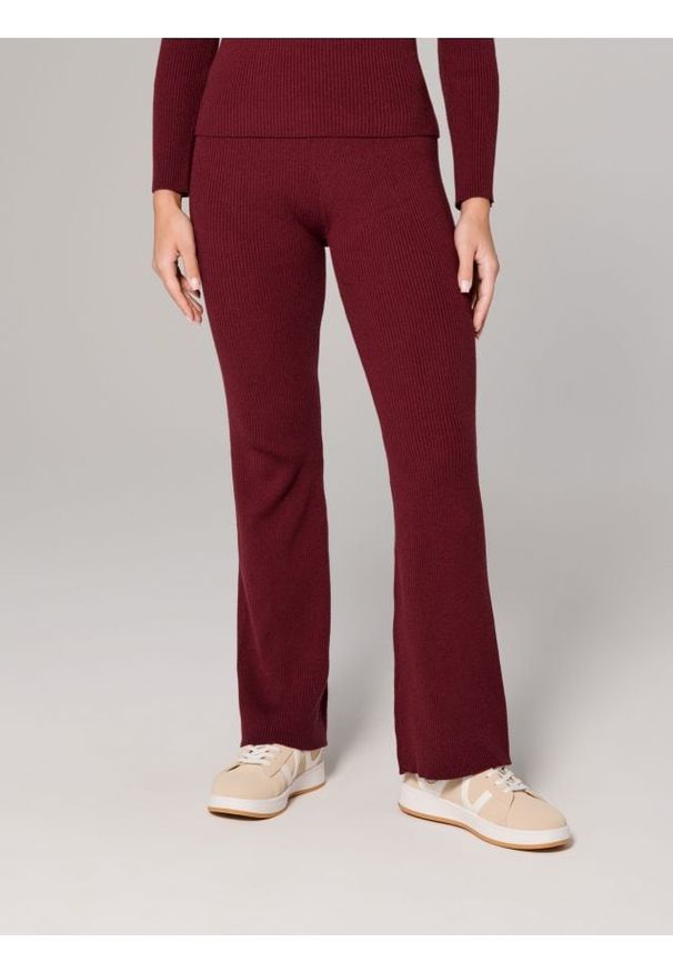 Sinsay - Spodnie z prążkowanej dzianiny - czerwony. Kolor: czerwony. Materiał: prążkowany, dzianina