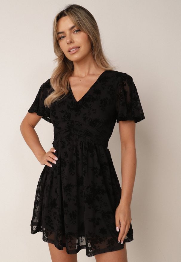 Born2be - Czarna Elegancka Sukienka Ozdobiona Welurowym Motywem Deininca. Typ kołnierza: dekolt w kształcie V. Kolor: czarny. Materiał: welur. Wzór: aplikacja. Styl: elegancki