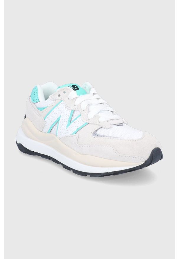 New Balance Buty kolor biały na płaskim obcasie. Nosek buta: okrągły. Zapięcie: sznurówki. Kolor: biały. Materiał: guma. Obcas: na obcasie. Wysokość obcasa: niski