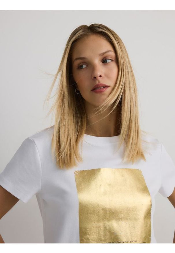 Reserved - T-shirt z metalicznym nadrukiem - biały. Kolor: biały. Materiał: dzianina, bawełna. Wzór: nadruk