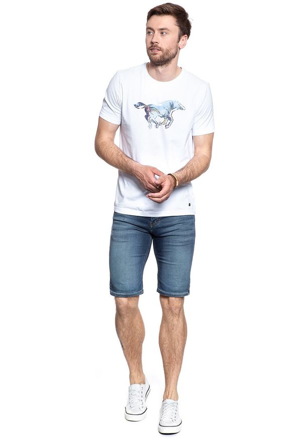 Mustang - SPODENKI MUSTANG Chicago Short DENIM BLUE 1007754 5000 943. Materiał: denim. Długość: do kolan. Wzór: aplikacja. Sezon: lato