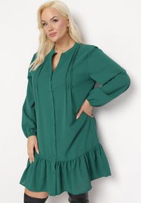 Born2be - Ciemnozielona Koszulowa Sukienka Mini z Falbanką Brindel. Kolor: zielony. Typ sukienki: koszulowe. Długość: mini #3
