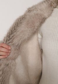 Born2be - Jasnobeżowy Jednorzędowy Płaszcz Futerko o Klasycznym Kroju Yrelsha. Okazja: na co dzień. Kolor: beżowy. Materiał: futro. Styl: klasyczny #7