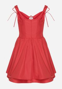 Born2be - Czerwona Bawełniana Sukienka Vices w Rustykalnym Stylu z Wiązaniem Fenavira. Okazja: na co dzień. Kolor: czerwony. Materiał: bawełna. Długość rękawa: na ramiączkach. Wzór: aplikacja. Styl: casual #4