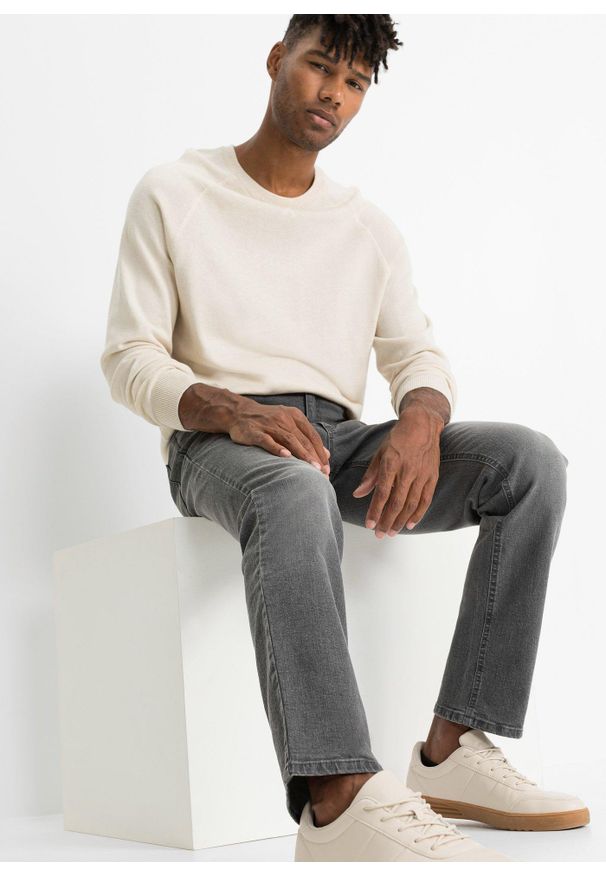 bonprix - Dżinsy ze stretchem regular fit w wygodnym fasonie, straight. Kolor: szary. Styl: vintage