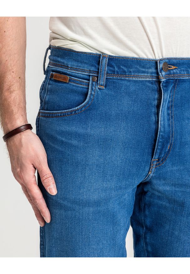 Wrangler - SPODNIE JEANSOWE JEANSY DŻINSY WRANGLER TEXAS RUSTIC 112361301. Okazja: na co dzień, do pracy. Styl: elegancki, casual, klasyczny