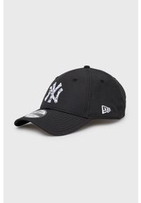 New Era czapka kolor czarny z aplikacją. Kolor: czarny. Wzór: aplikacja #1