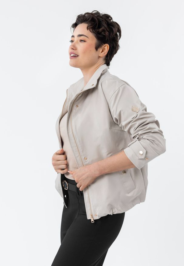 Volcano - Krótka kurtka przejściowa J-MELBA. Typ kołnierza: kołnierzyk stójkowy. Materiał: materiał. Długość: krótkie. Sezon: wiosna. Styl: elegancki, sportowy, klasyczny