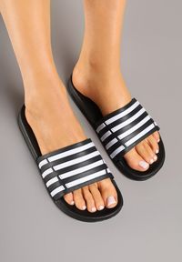 Born2be - Czarno-Białe Piankowe Klapki w Sportowym Stylu Zdobione Paskami Elitelle. Okazja: na co dzień. Kolor: czarny. Materiał: jeans. Wzór: aplikacja. Styl: sportowy #5