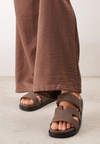 Renee - Brązowe Klapki z Geometryczną Cholewką Tatosinea. Okazja: na plażę, na imprezę. Kolor: brązowy. Materiał: jeans. Wzór: geometria. Obcas: na platformie #1