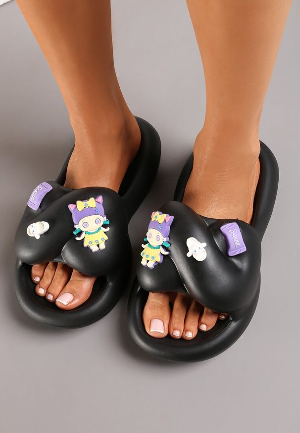 Renee - Czarne Piankowe Klapki na Grubej Podeszwie z Aplikacjami Jocasta. Kolor: czarny. Wzór: aplikacja