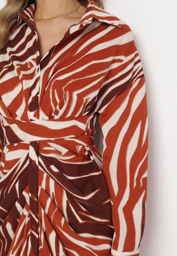 Born2be - Brązowa Sukienka Koszulowa w Zebrę Arziki. Okazja: na co dzień. Typ kołnierza: dekolt w serek. Kolor: beżowy. Długość rękawa: długi rękaw. Wzór: motyw zwierzęcy. Typ sukienki: koszulowe. Styl: casual, klasyczny