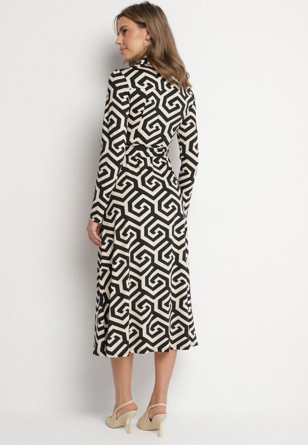Born2be - Czarna Koszulowa Sukienka z Wiskozą Paskiem i Geometrycznym Motywem Erislevia. Okazja: na spacer, na co dzień. Typ kołnierza: dekolt w kształcie V. Kolor: czarny. Materiał: wiskoza. Długość rękawa: długi rękaw. Wzór: geometria. Typ sukienki: koszulowe. Styl: elegancki, casual, klasyczny
