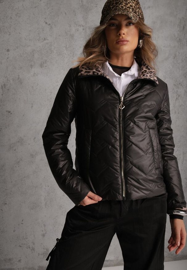Renee - Czarna Pikowana Kurtka Dwustronna z Motywem Panterki i Naszywką Damike. Kolor: czarny. Wzór: motyw zwierzęcy, aplikacja. Sezon: wiosna