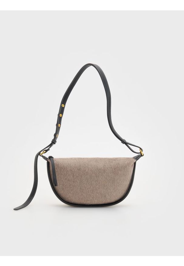 Reserved - Torebka crossbody z wełną - beżowy. Kolor: beżowy. Materiał: skórzane