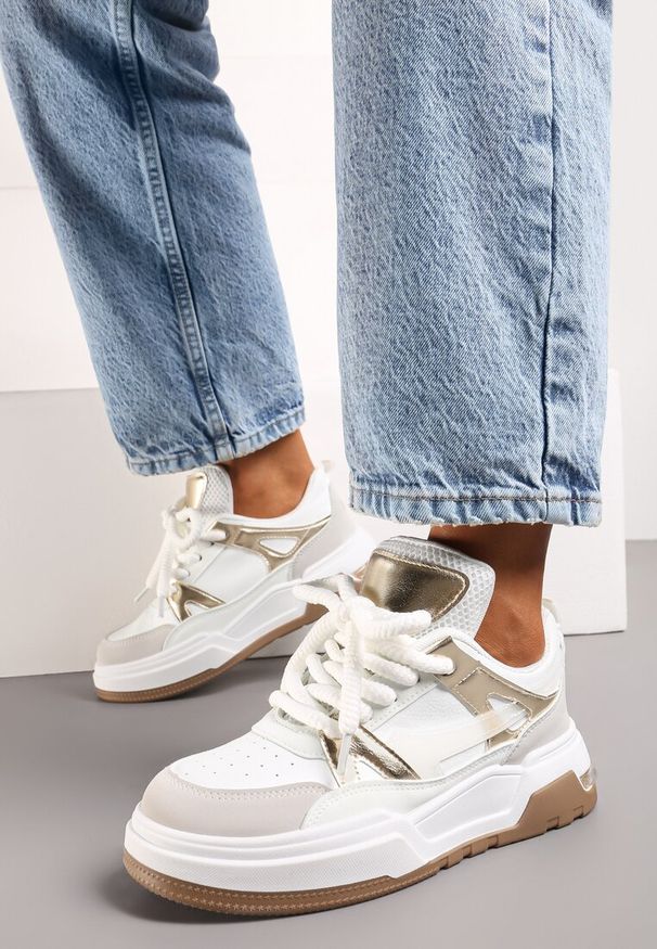 Renee - Biało-Złote Płaskie Casualowe Sneakersy ze Sznurowaniem i Transparentnym Elementem z Tyłu Gamarie. Okazja: na co dzień. Nosek buta: okrągły. Zapięcie: sznurówki. Kolor: biały. Materiał: materiał. Obcas: na obcasie. Wysokość obcasa: niski