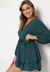 Born2be - Ciemnozielona Kopertowa Sukienka Kombinezon Mini z Falbanką Bomina. Okazja: na randkę. Typ kołnierza: dekolt kopertowy. Kolor: zielony. Typ sukienki: kopertowe. Styl: elegancki. Długość: mini #2