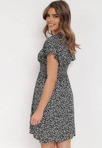Born2be - Czarna Sukienka Rhodochis. Kolor: czarny. Długość rękawa: krótki rękaw. Wzór: kwiaty. Sezon: lato. Długość: mini #6