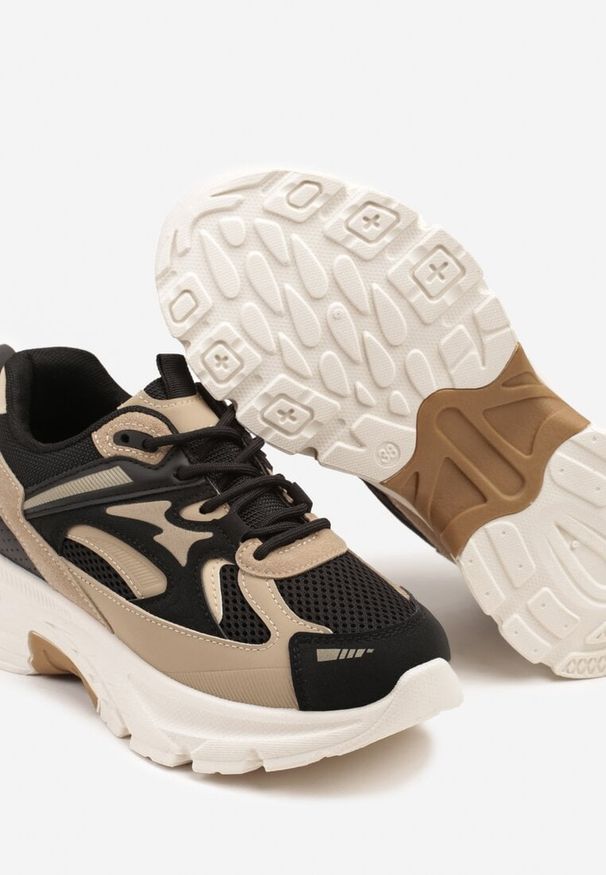 Born2be - Czarno-Beżowe Sneakersy na Grubej Podeszwie z Tłoczeniem i Geometrycznym Wzorem Iveloria. Okazja: na co dzień. Nosek buta: okrągły. Kolor: czarny. Materiał: jeans. Wzór: geometria