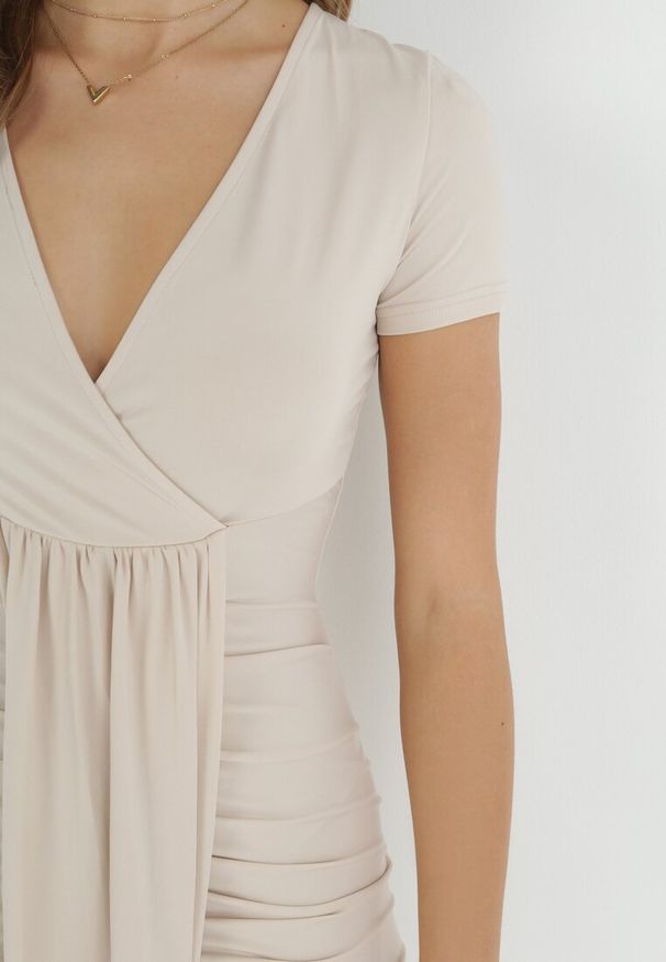 Born2be - Beżowa Asymetryczna Sukienka Kopertowa z Marszczeniami Adephelia. Kolor: beżowy. Typ sukienki: asymetryczne, kopertowe