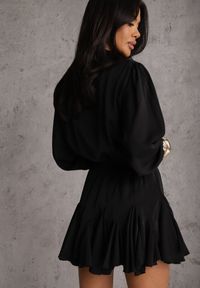 Renee - Czarna Sukienka z Wiskozą o Rozkloszowanym Kroju z Falbankami i Wiązaniem Meriianes. Okazja: na randkę. Typ kołnierza: kołnierz z falbankami. Kolor: czarny. Materiał: wiskoza. Styl: elegancki #2