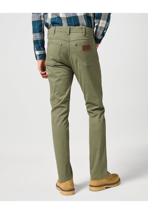 Wrangler - WRANGLER MĘSKIE SPODNIE MATERIAŁOWE LARSTON DUSTY OLIVE 112356816 W18S014024. Okazja: na co dzień. Stan: obniżony. Styl: casual, klasyczny