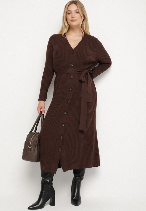 Born2be - Brązowa Sukienka na Guziki z Prążkowanej Dzianiny z Dodatkiem Wełny Nalisea. Okazja: na co dzień. Typ kołnierza: dekolt w serek. Kolor: brązowy. Materiał: dzianina, wełna, prążkowany. Długość rękawa: długi rękaw. Typ sukienki: proste. Styl: casual, klasyczny