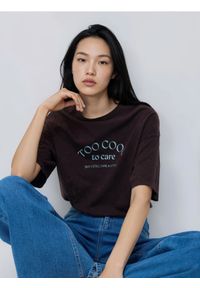 Reserved - T-shirt z napisami - ciemnobrązowy. Kolor: brązowy. Materiał: bawełna. Wzór: napisy #1