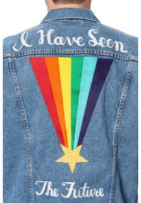 Levi's® - KURTKA JEANSOWA LEVI’S PRIDE COMMUNITY LGBTQIA+ TRUCKER JACKET 723340290. Okazja: na imprezę. Typ kołnierza: kaptur. Materiał: jeans. Wzór: haft, aplikacja, napisy. Sezon: lato. Styl: klasyczny